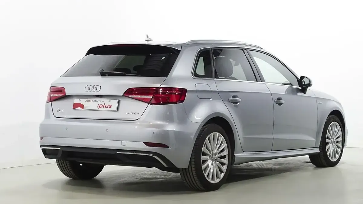 Usado Audi A3 Sportback e-tron Sport 204 CV (150 kW) 2018 Gris plata Utilitario