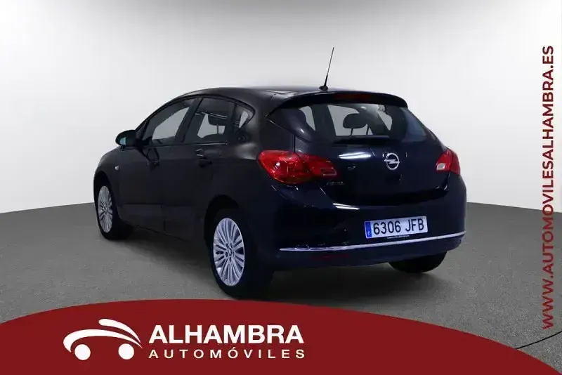 Usado Opel Astra Selective 116 CV (85 kW) 2015 Negro Utilitario