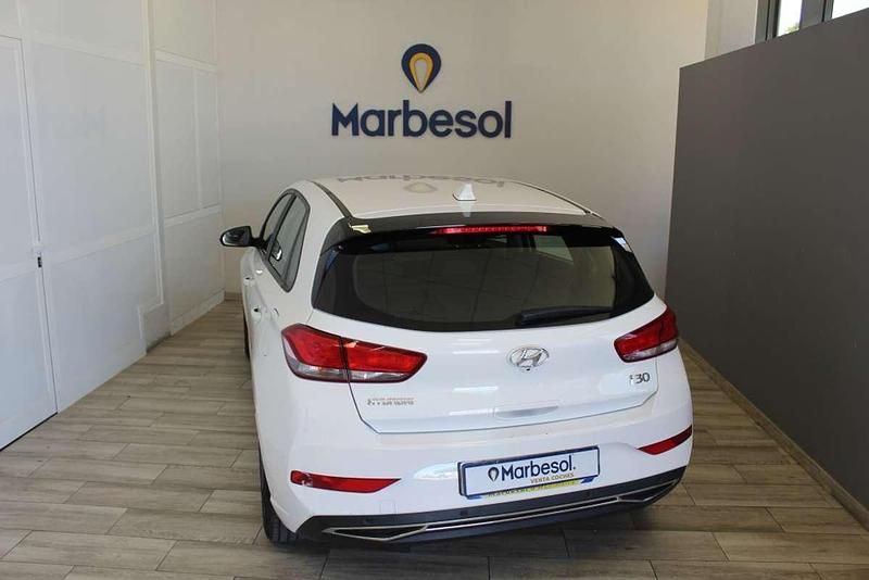 Usado Hyundai i30 110 CV (80 kW) 2021 Blanco Utilitario