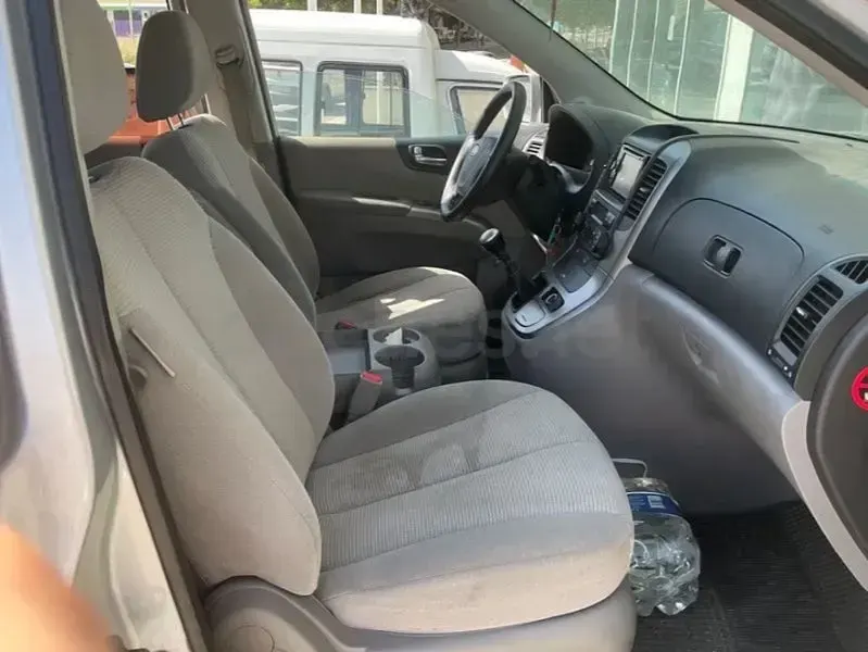 Usado Kia Carnival 185 CV (136 kW) 2011 Gris / plata Monovolumen
