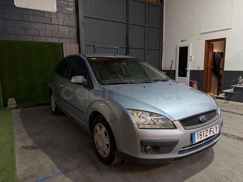 Usado Ford Focus Trend 90 CV (66 kW) 2007 Gris / plata Berlina
