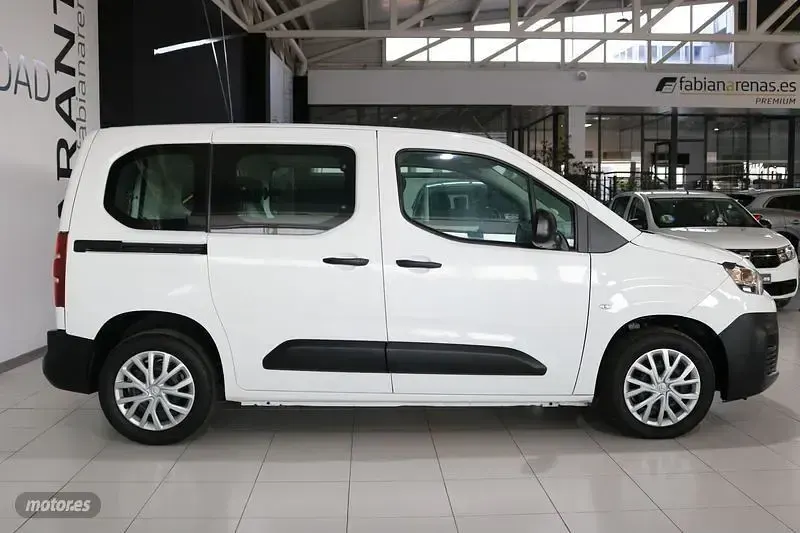 Usado Citroën Berlingo Live 100 CV (73 kW) 2021 Blanco Monovolumen