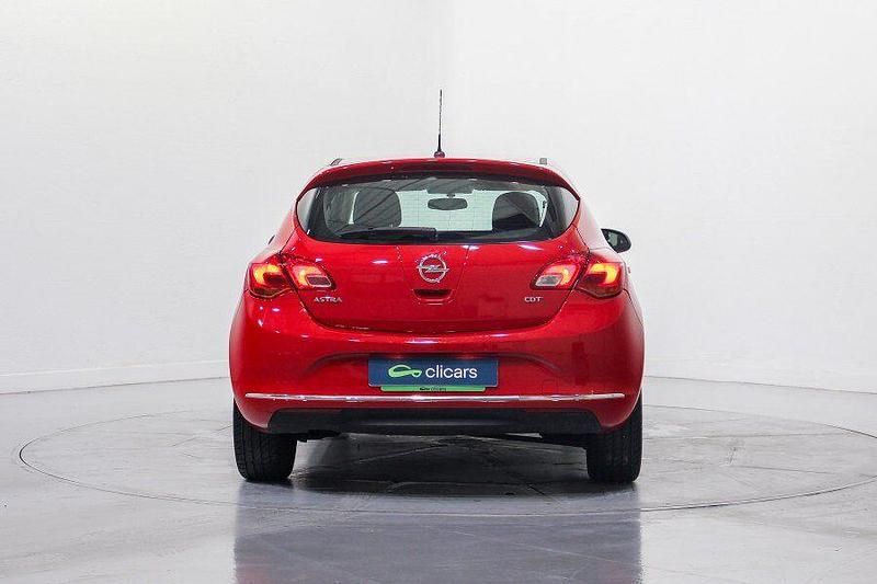 Usado Opel Astra Excellence 110 CV (80 kW) 2015 Rojo Berlina