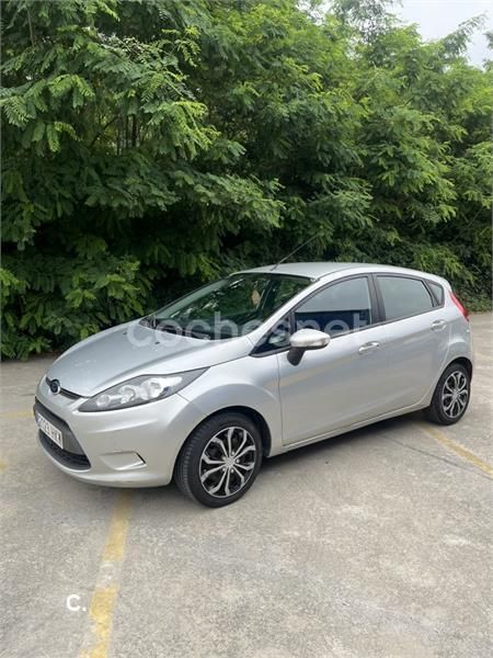 Gris / plata Usado 2012 Ford Fiesta Trend Utilitario | 4750 € (Precio justo) - Imagen 1/4