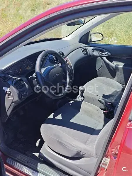 Begagnad Ford Focus Ghia 100 HK (73 kW) 2000 Röd Sedan