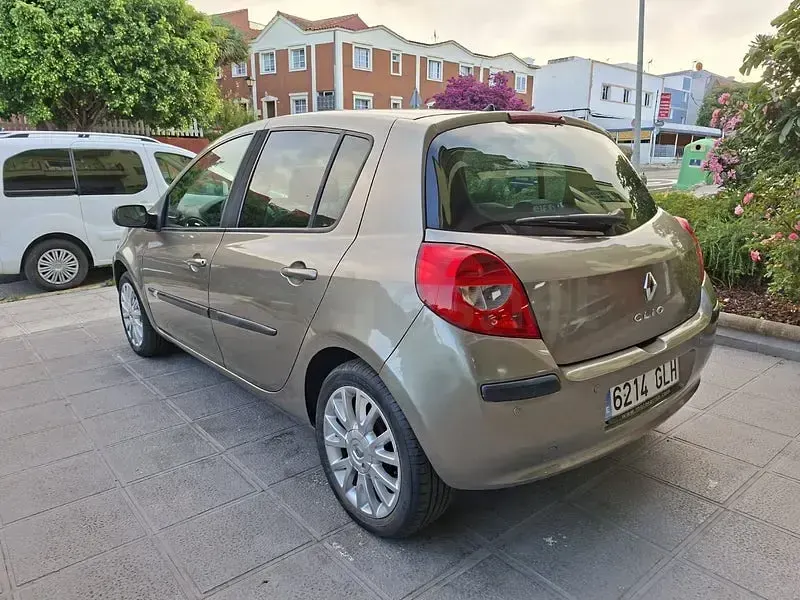 Usado Renault Clio II 100 CV (73 kW) 2009 Marrón Berlina