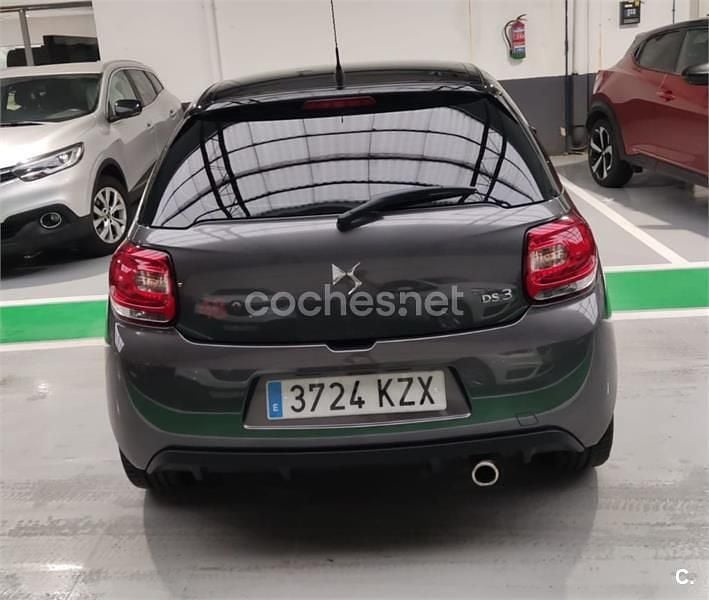 Usado DS Automobiles DS3 Be Chic 110 CV (80 kW) 2019 Gris / plata Berlina