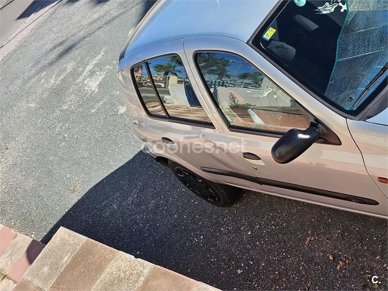 Usado Renault Clio II 60 CV (44 kW) 2000 Gris / plata Berlina