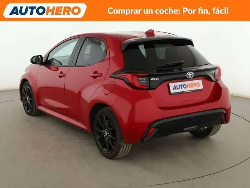 Usado Toyota Yaris Hybrid Style 116 CV (85 kW) 2023 Rojo Berlina