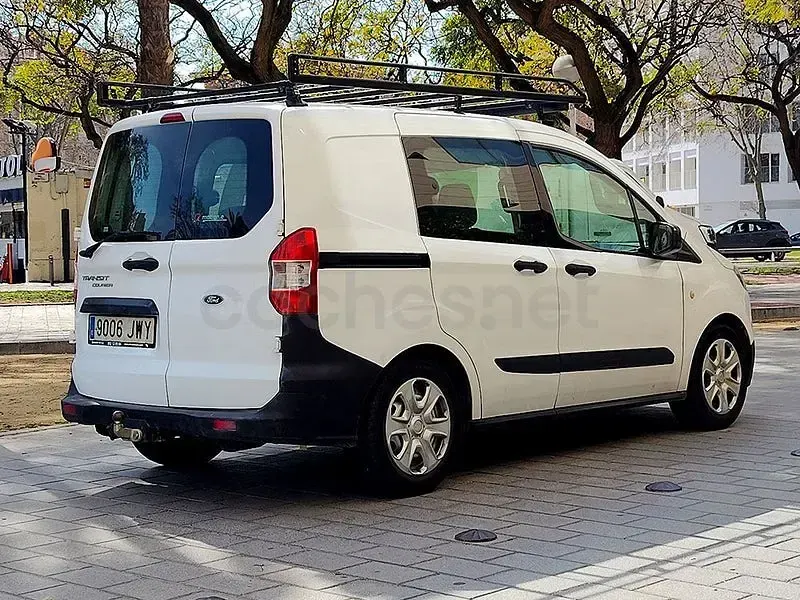 Usado Ford Tourneo Courier Trend 75 CV (55 kW) 2017 Blanco Monovolumen