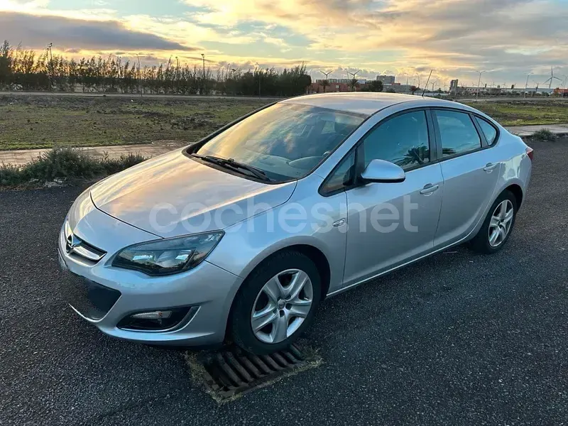Usado Opel Astra Business 110 CV (80 kW) 2014 Gris / plata Berlina