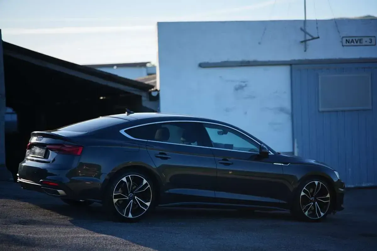 Usado Audi A5 Sportback Advanced 163 CV (119 kW) 2021 Gris Utilitario