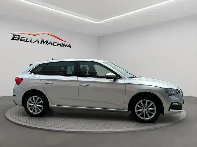 Usado Skoda Scala Ambition 95 CV (69 kW) 2023 Gris Utilitario
