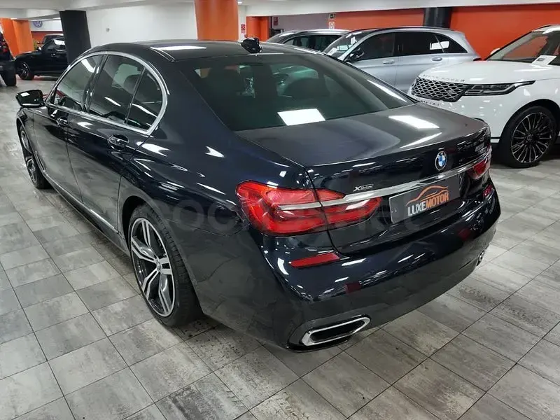Usado BMW 750 M Sport 450 CV (330 kW) 2016 Azul Berlina