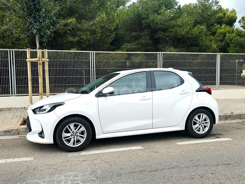 Blanco Usado 2022 Toyota Yaris Berlina | 16.899 € (Precio justo) - Imagen 1/4
