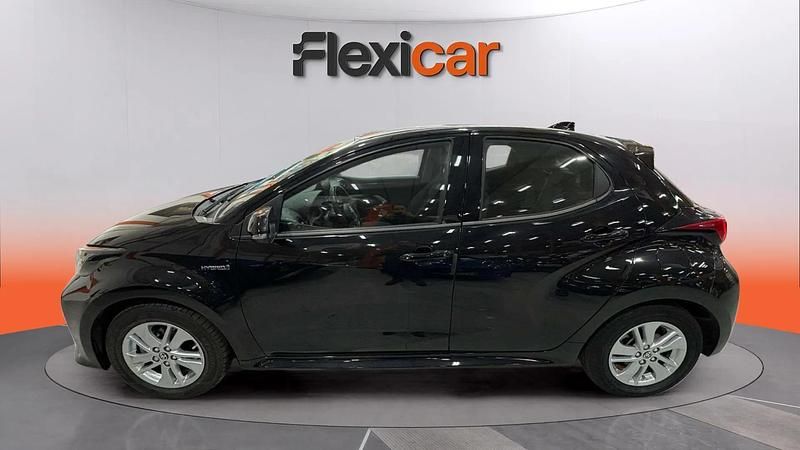 Usado Toyota Yaris Hybrid Active 116 CV (85 kW) 2021 Negro Berlina