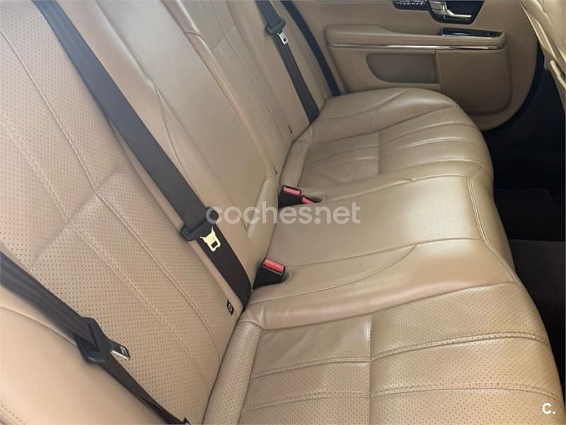 Usado Jaguar XJ Luxury 275 CV (202 kW) 2012 Negro Berlina