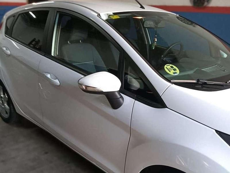 Begagnad Ford Fiesta Trend 70 HK (51 kW) 2011 Vit Halvkombi