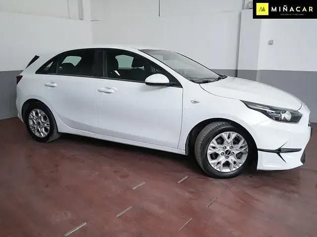 Używany Kia Ceed 100 KM (73 kW) 2022 Biały Hatchback