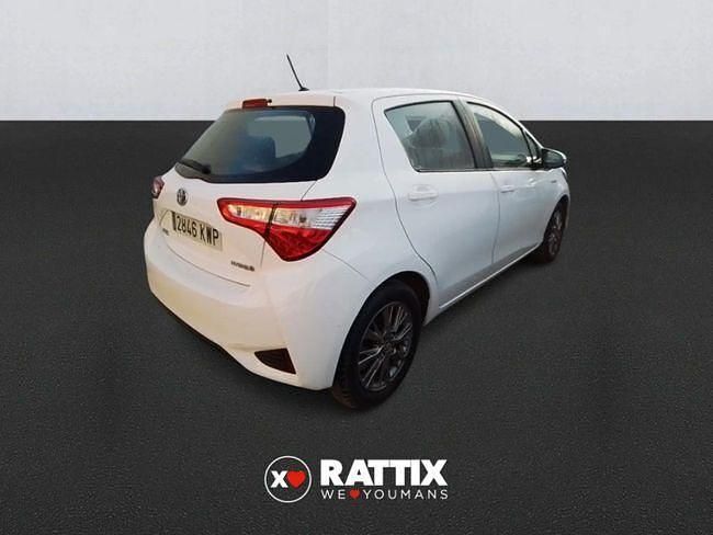 Usado Toyota Yaris Hybrid Active 111 CV (81 kW) 2019 Blanco Berlina