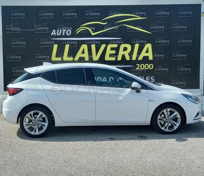 Usado Opel Astra Dynamic 136 CV (100 kW) 2016 Gris / plata Berlina