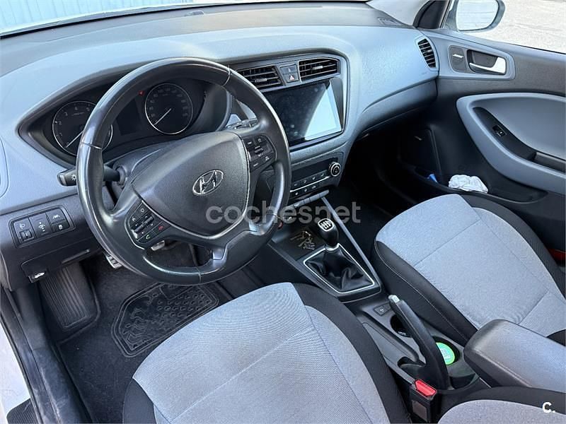 Usado Hyundai i20 84 CV (61 kW) 2015 Blanco Berlina