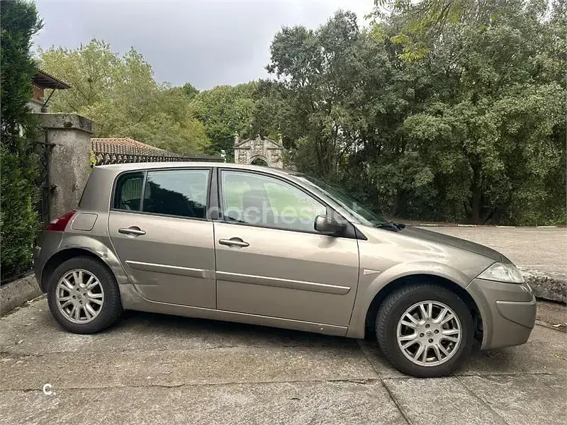 Usado Renault Mégane III Extreme 105 CV (77 kW) 2008 Marrón Berlina