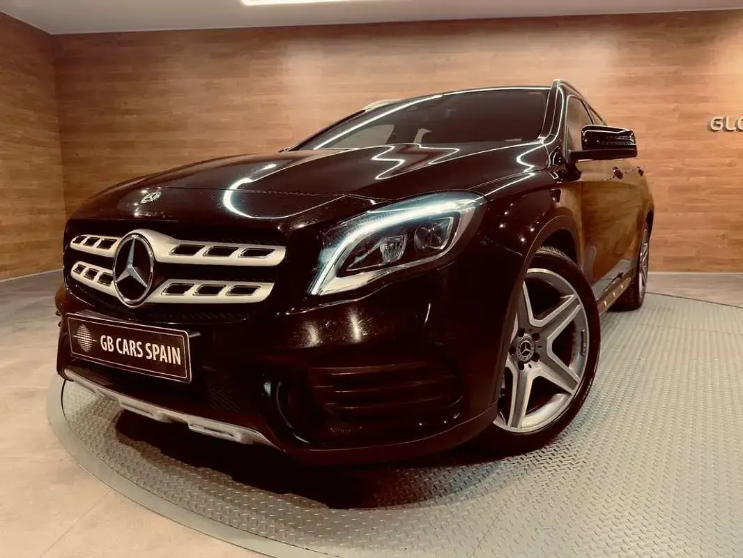 Usado Mercedes GLA180 121 CV (88 kW) 2019 Negro SUV
