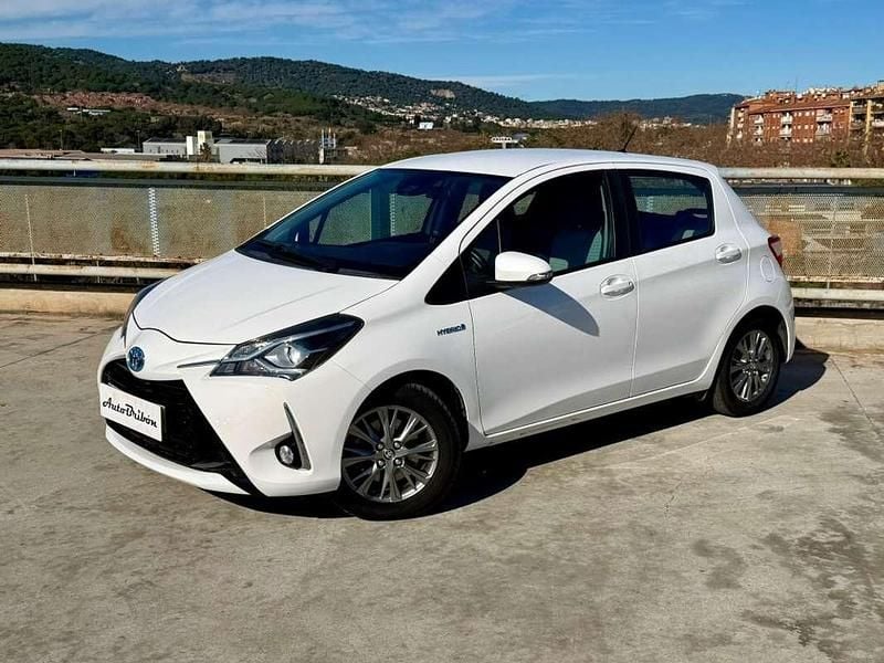Usado Toyota Yaris Hybrid Advance 99 CV (72 kW) 2019 Blanco Utilitario