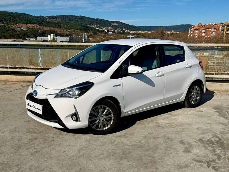 Usado Toyota Yaris Hybrid Advance 99 CV (72 kW) 2019 Blanco Utilitario