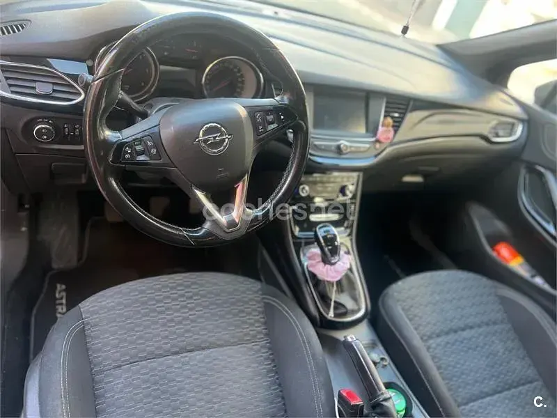 Usado Opel Astra Dynamic 110 CV (80 kW) 2017 Gris / plata Berlina