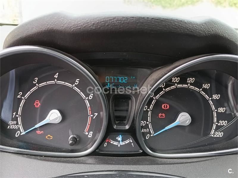 Usado Ford Fiesta Trend 82 CV (60 kW) 2015 Gris / plata Berlina