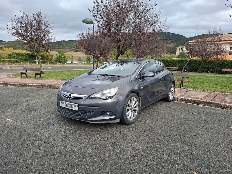 Usado Opel Astra GTC Selective 130 CV (95 kW) 2014 Gris / plata Berlina
