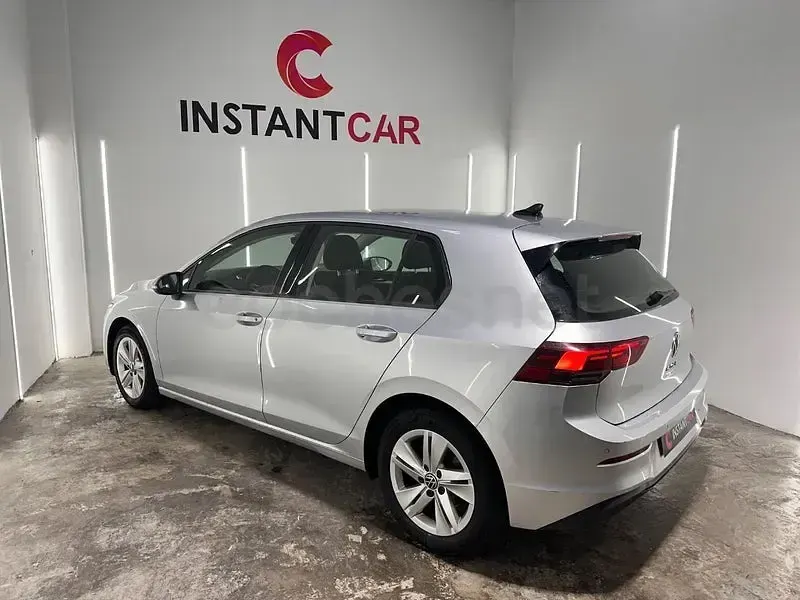 Usado VW Golf VIII Life 110 CV (80 kW) 2021 Gris / plata Berlina