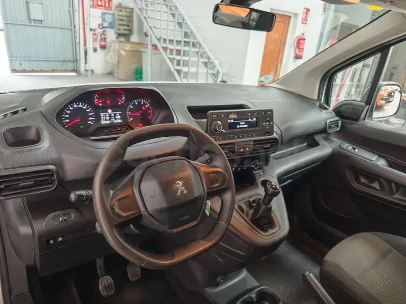 Usado Peugeot Rifter Active 100 CV (73 kW) 2023 Blanco Monovolumen