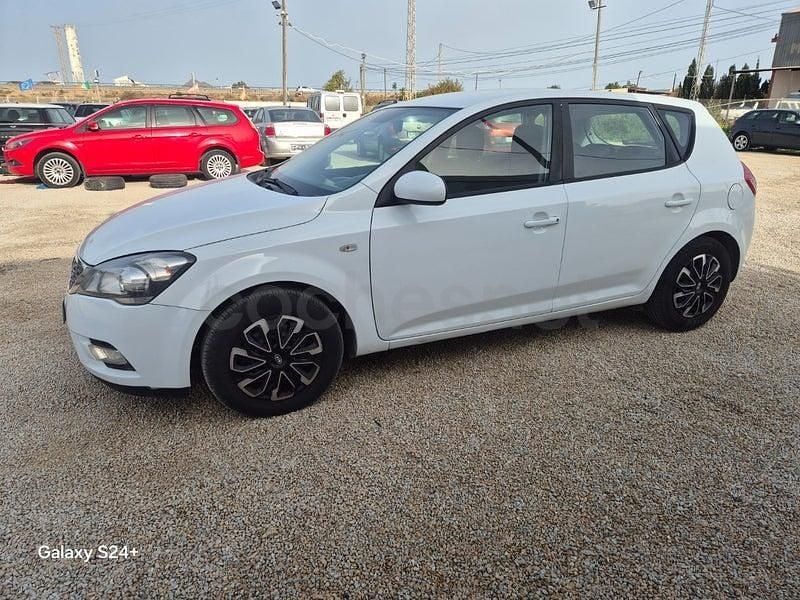 Begagnad Kia Ceed Plus 115 HK (84 kW) 2012 Vit Halvkombi