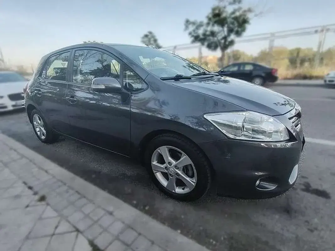 Usado Toyota Auris Active 90 CV (66 kW) 2011 Gris Utilitario