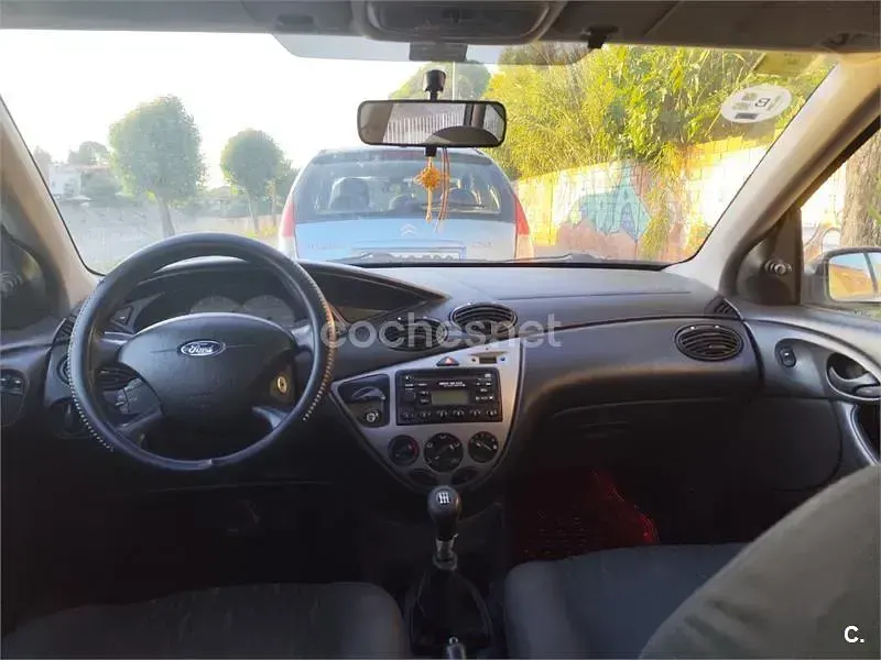 Usado Ford Focus Ghia 100 CV (73 kW) 2003 Blanco Berlina