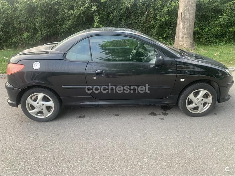 Usado Peugeot 206 110 CV (80 kW) 2004 Negro Descapotable