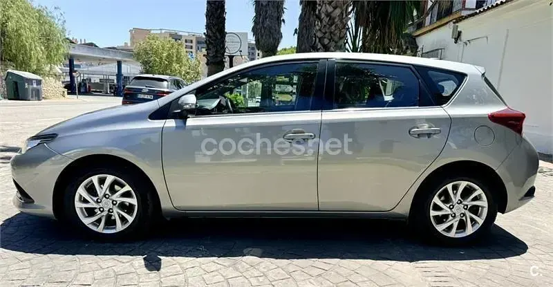 Usado Toyota Auris 116 CV (85 kW) 2017 Gris / plata Berlina