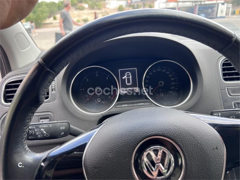 Usado VW Polo Cross 90 CV (66 kW) 2016 Gris / plata Utilitario