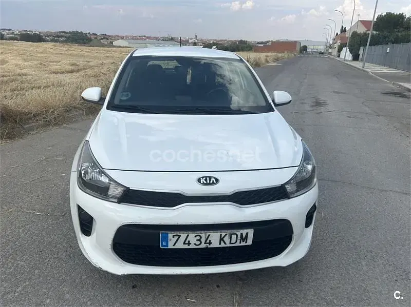Usado Kia Rio Plus 84 CV (61 kW) 2017 Blanco Berlina