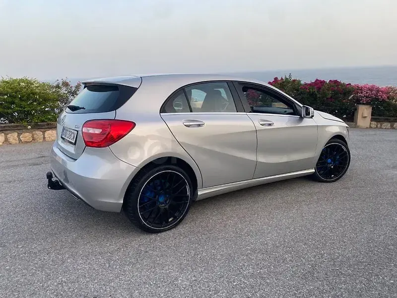 Usado Mercedes A200 Urban 136 CV (100 kW) 2013 Gris / plata Utilitario