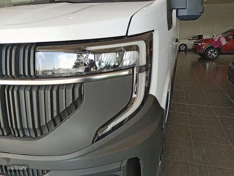 Usado Renault Master 130 CV (95 kW) 2025 Blanco Monovolumen