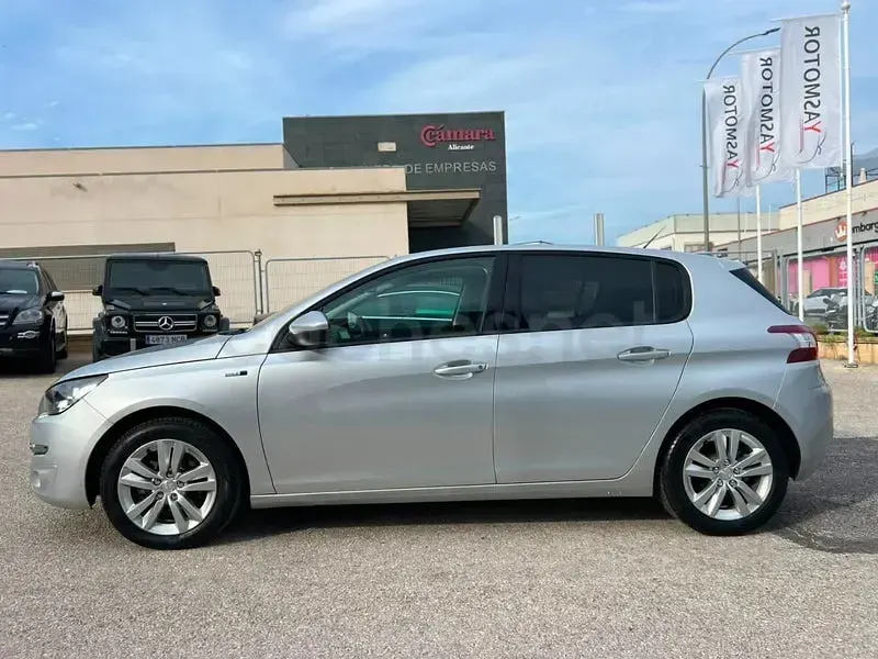Usado Peugeot 308 Active 131 CV (96 kW) 2016 Gris / plata Berlina
