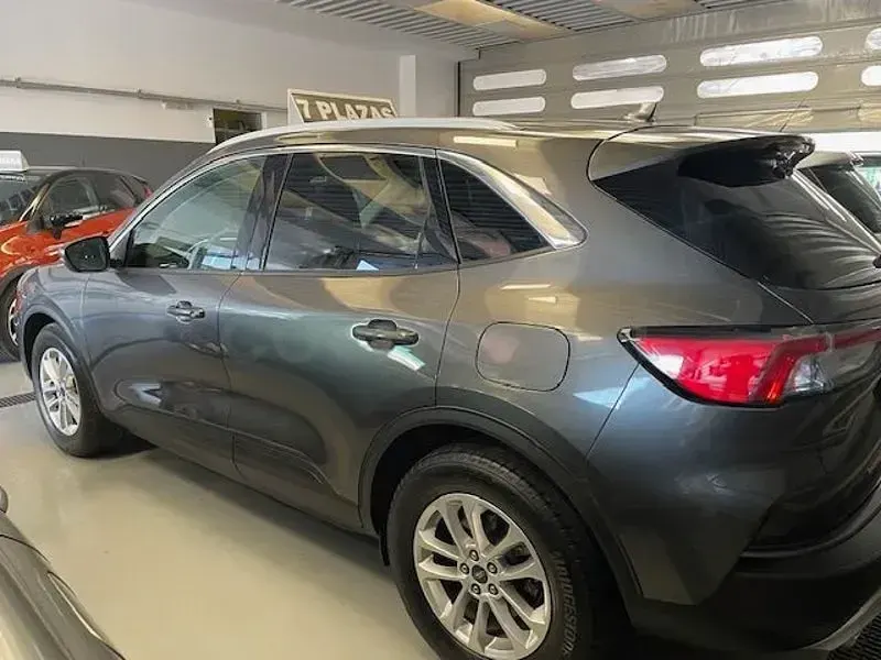 Usado Ford Kuga Titanium 120 CV (88 kW) 2022 Gris / plata SUV