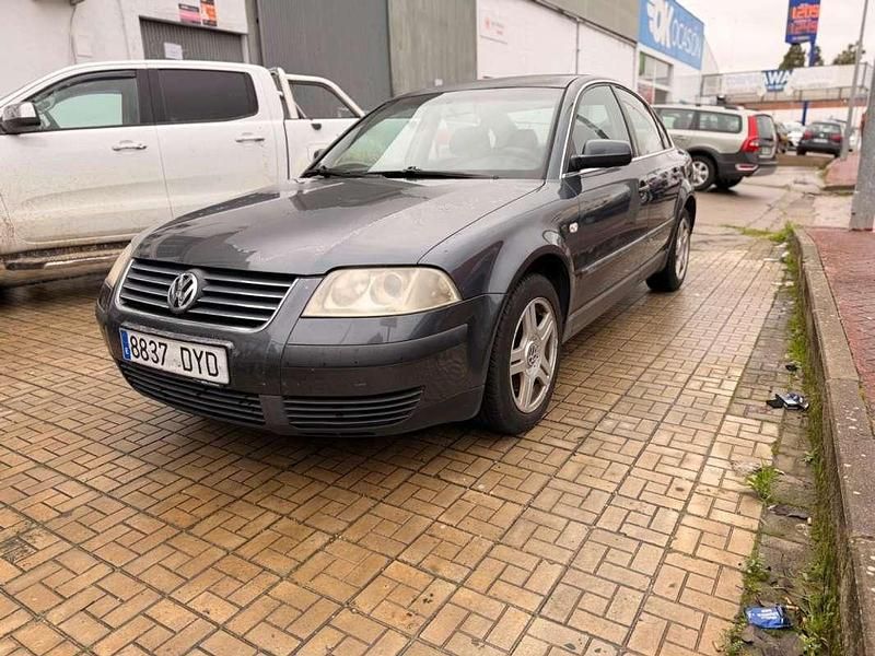Usado VW Passat Trendline 99 CV (72 kW) 2002 Azul Berlina
