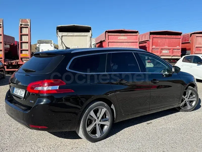 Usado Peugeot 308 SW Allure 130 CV (95 kW) 2017 Negro Familiar