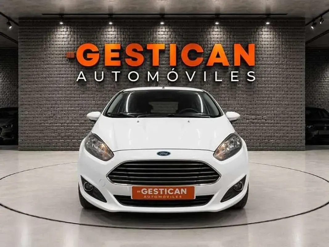 Usado Ford Fiesta Trend 82 CV (60 kW) 2015 Blanco Utilitario