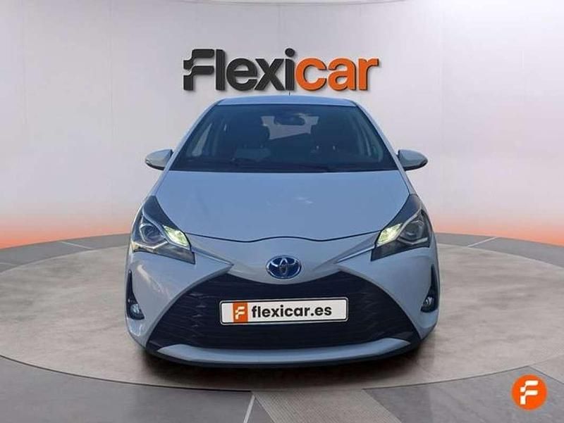 Usado Toyota Yaris Hybrid Active 99 CV (72 kW) 2018 Blanco Utilitario